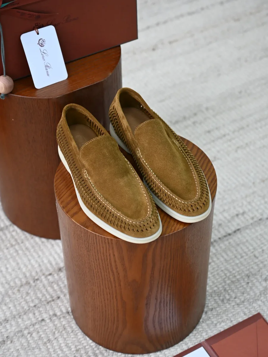 Коричневые замшевые лоферы Loro Piana Summer Walk, вид спереди под углом, плетёная окантовка и белая подошва
