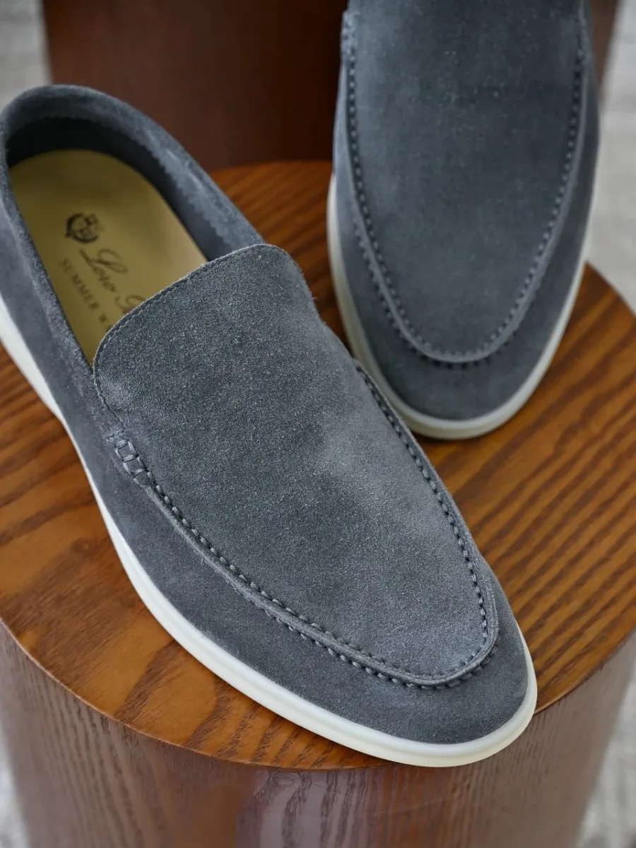 Серый замшевый лофер Loro Piana Summer Walk крупным планом, мокасиновый шов и округлый мыс