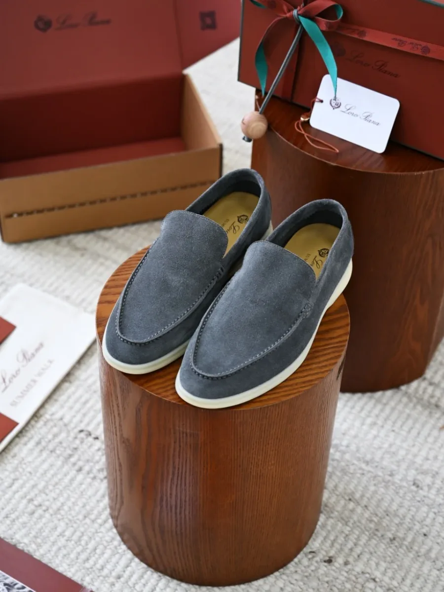 Серые замшевые лоферы Loro Piana Summer Walk под углом, округлый мыс и белая резиновая подошва