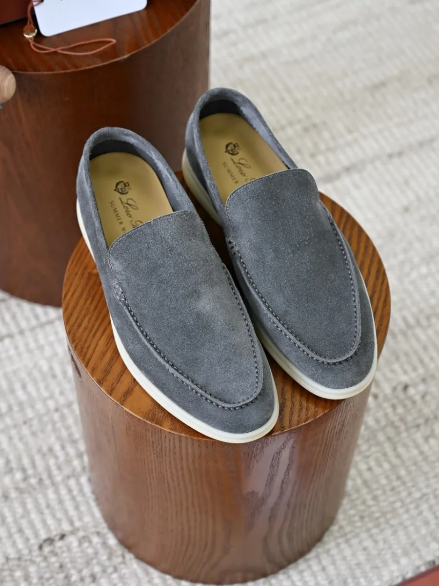 Пара серых лоферов Loro Piana Summer Walk сверху, замшевые союзки и контрастная подошва
