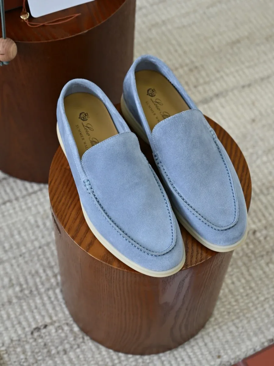 Лоферы Loro Piana Summer Walk крупным планом спереди, видны замшевые носки и прострочка