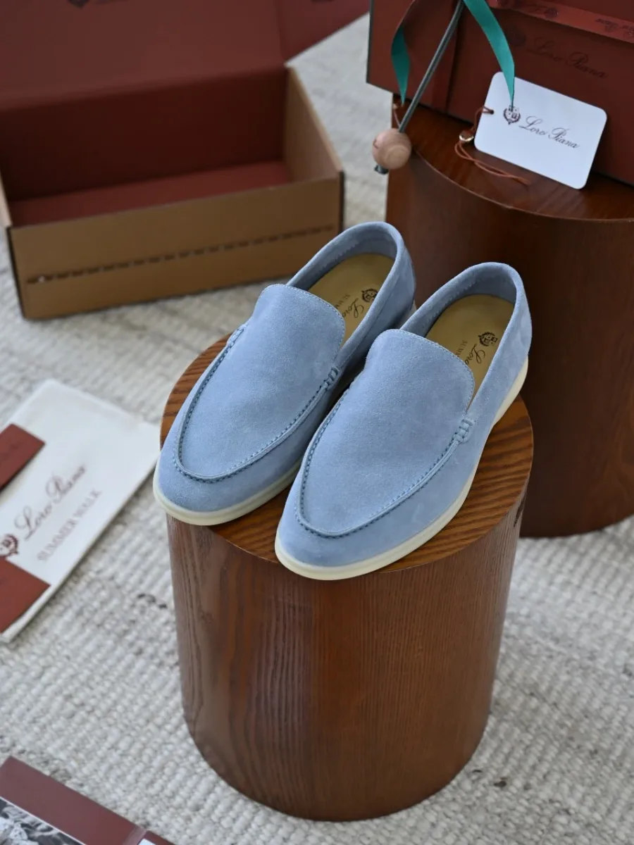Пара лоферов Loro Piana Summer Walk под углом, сине-серая замша и светлая подошва