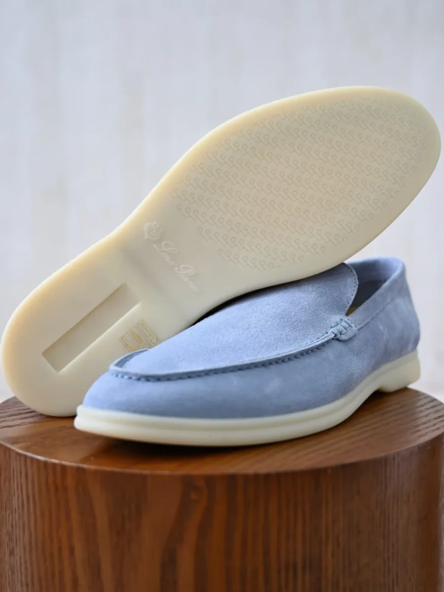 Лофер Loro Piana Summer Walk сбоку с поднятой подошвой, видны рельеф протектора и замшевый верх