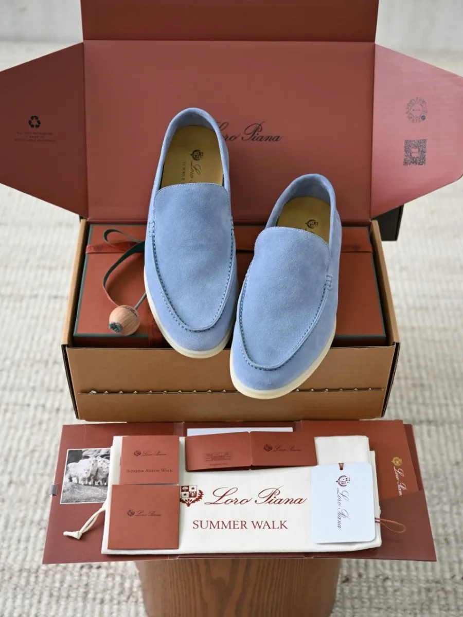 Лоферы Loro Piana Summer Walk сине-серого цвета, вид сверху, замшевый верх и светлая резиновая подошва