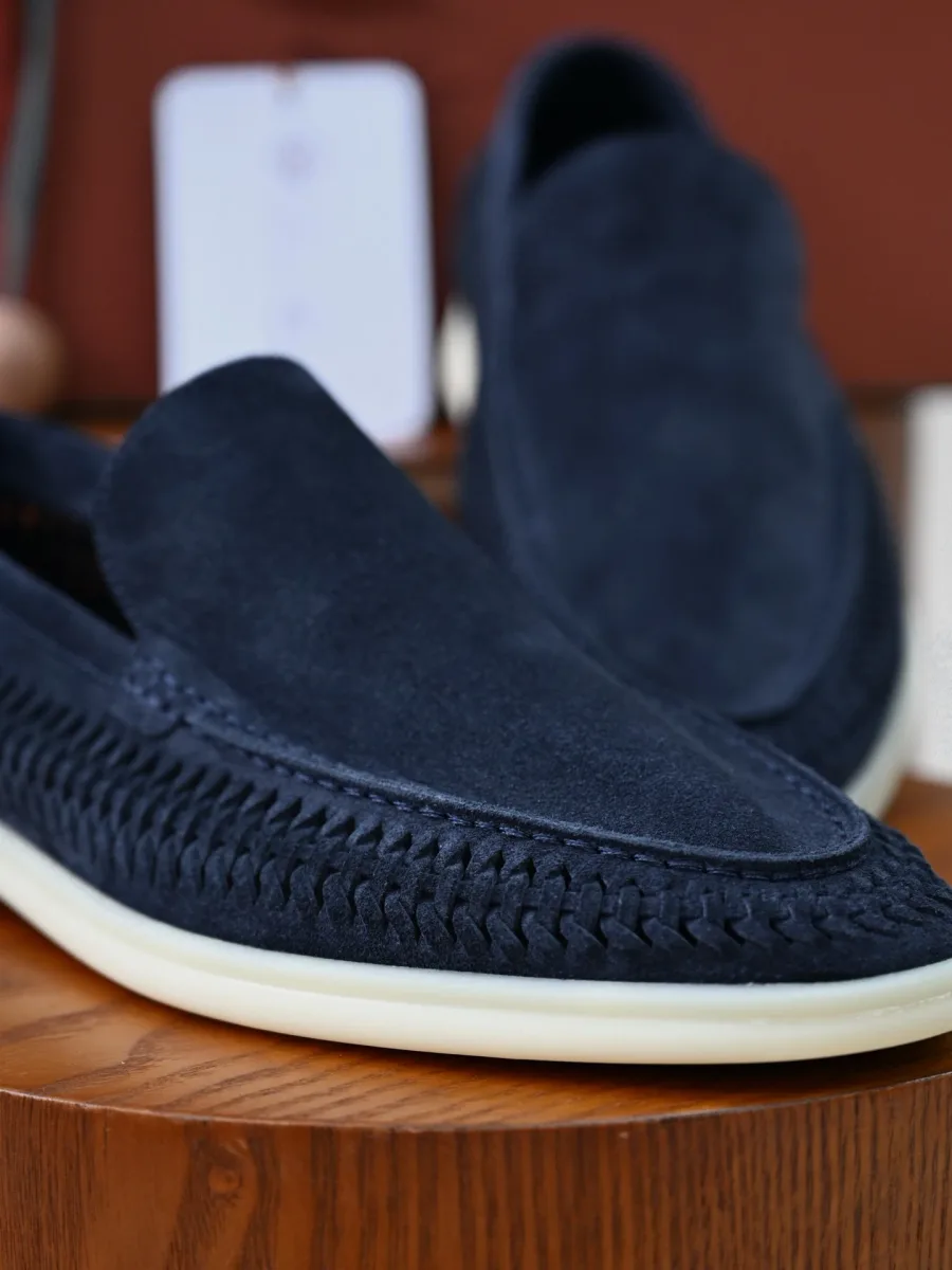 Крупный вид синего замшевого лофера Loro Piana Summer Walk сбоку, плетёная резиновая окантовка