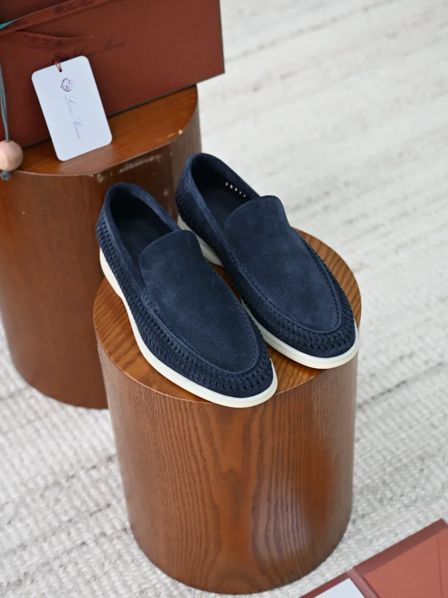 Синие замшевые лоферы Loro Piana Summer Walk, вид сверху спереди, пара на светлой подошве