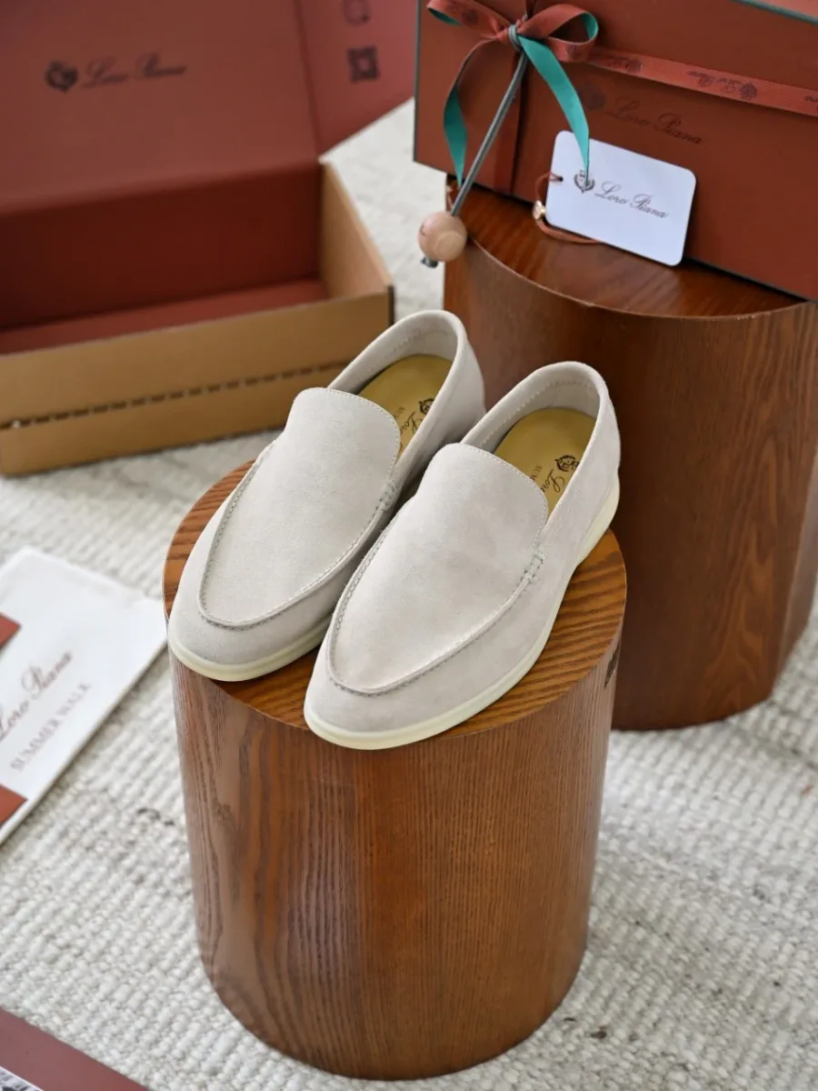 Пара светло-бежевых замшевых лоферов Loro Piana Summer Walk, вид под углом