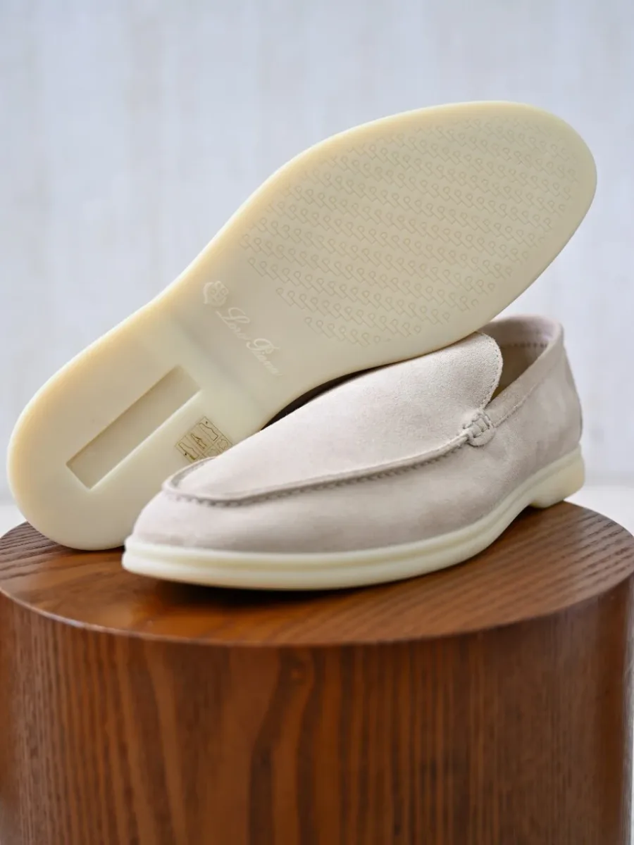 Светло-бежевые лоферы Loro Piana с поднятой подошвой и видимой рельефной нижней частью