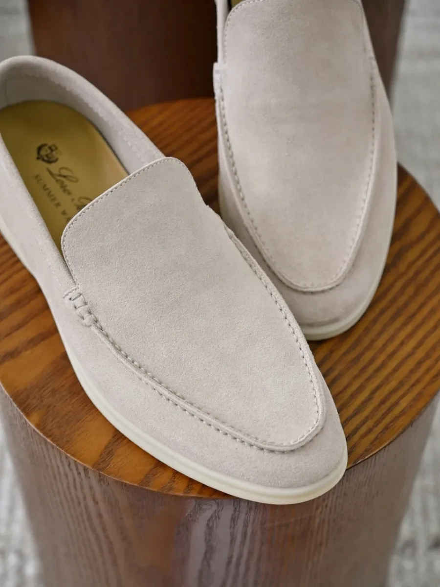 Лоферы Loro Piana Summer Walk из светло-бежевой замши, вид сверху и сбоку