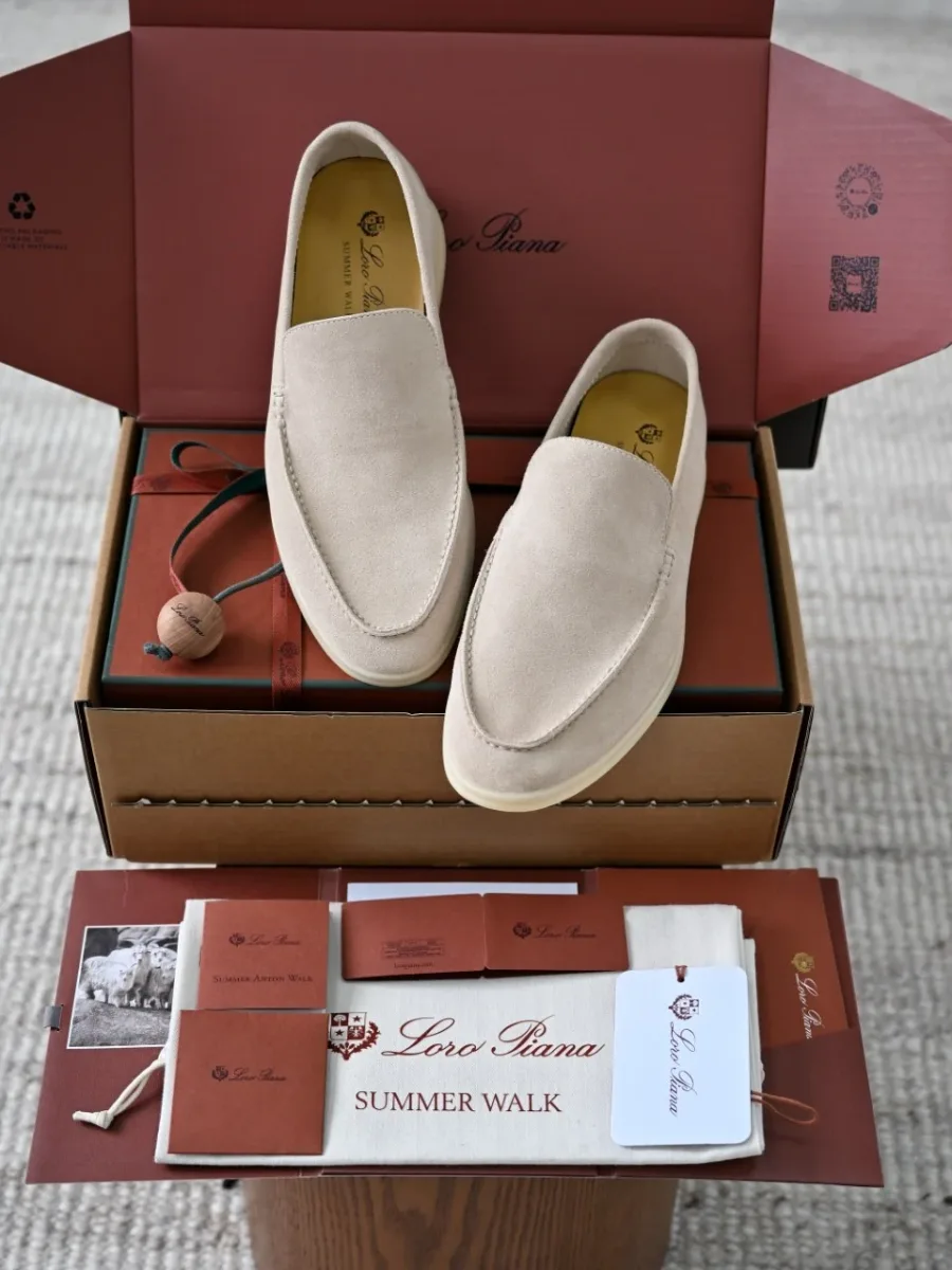 Светло-бежевые замшевые лоферы Loro Piana Summer Walk, вид сверху в коробке