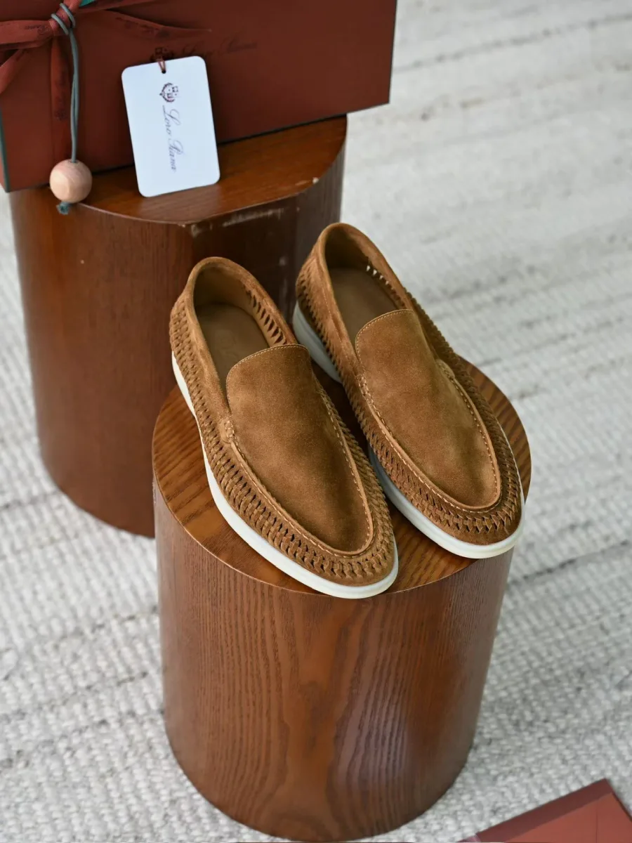 Замшевые лоферы Loro Piana Summer Walk светло-коричневого цвета, вид сверху спереди