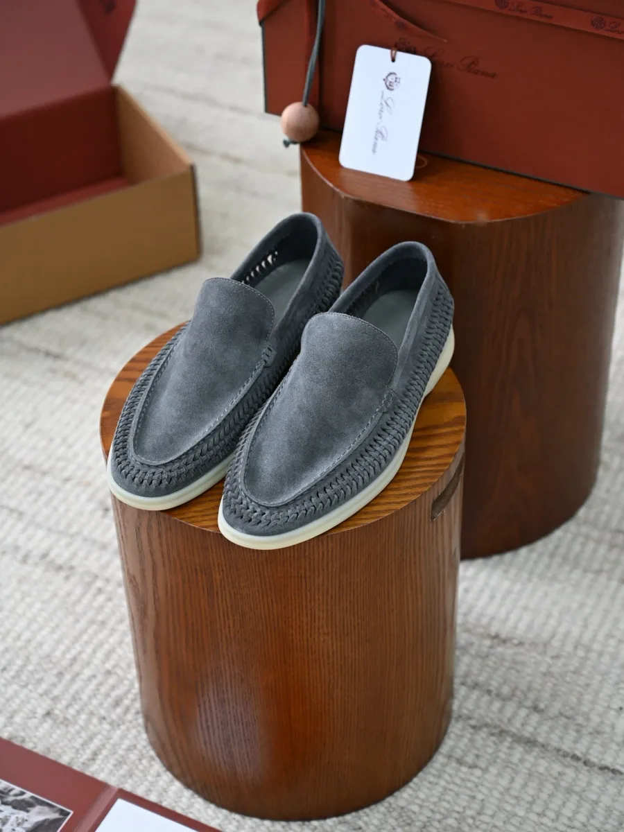 Пара светло-серых замшевых лоферов Loro Piana Summer Walk под углом, фактурный плетёный кант и светлые подошвы