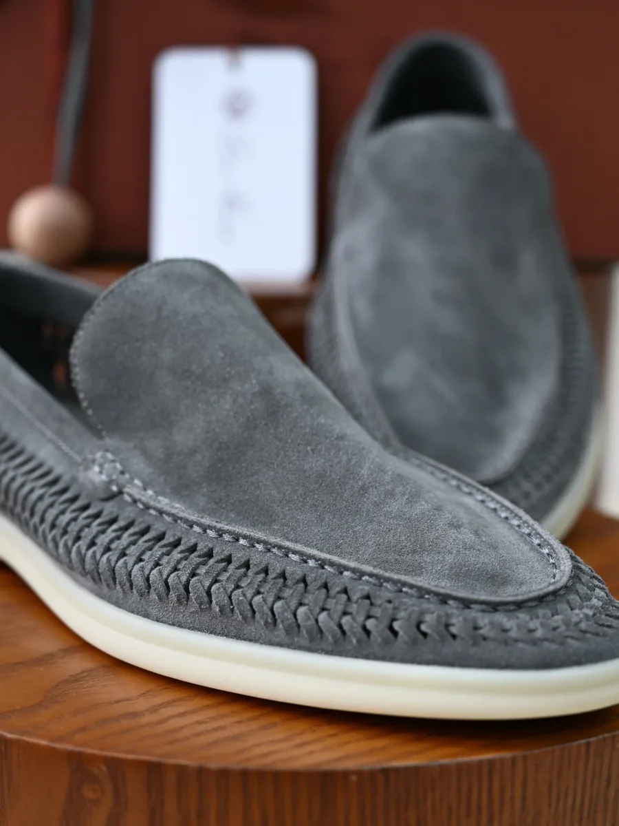Светло-серый замшевый лофер Loro Piana Summer Walk крупным планом, плетёный кант и светлая подошва