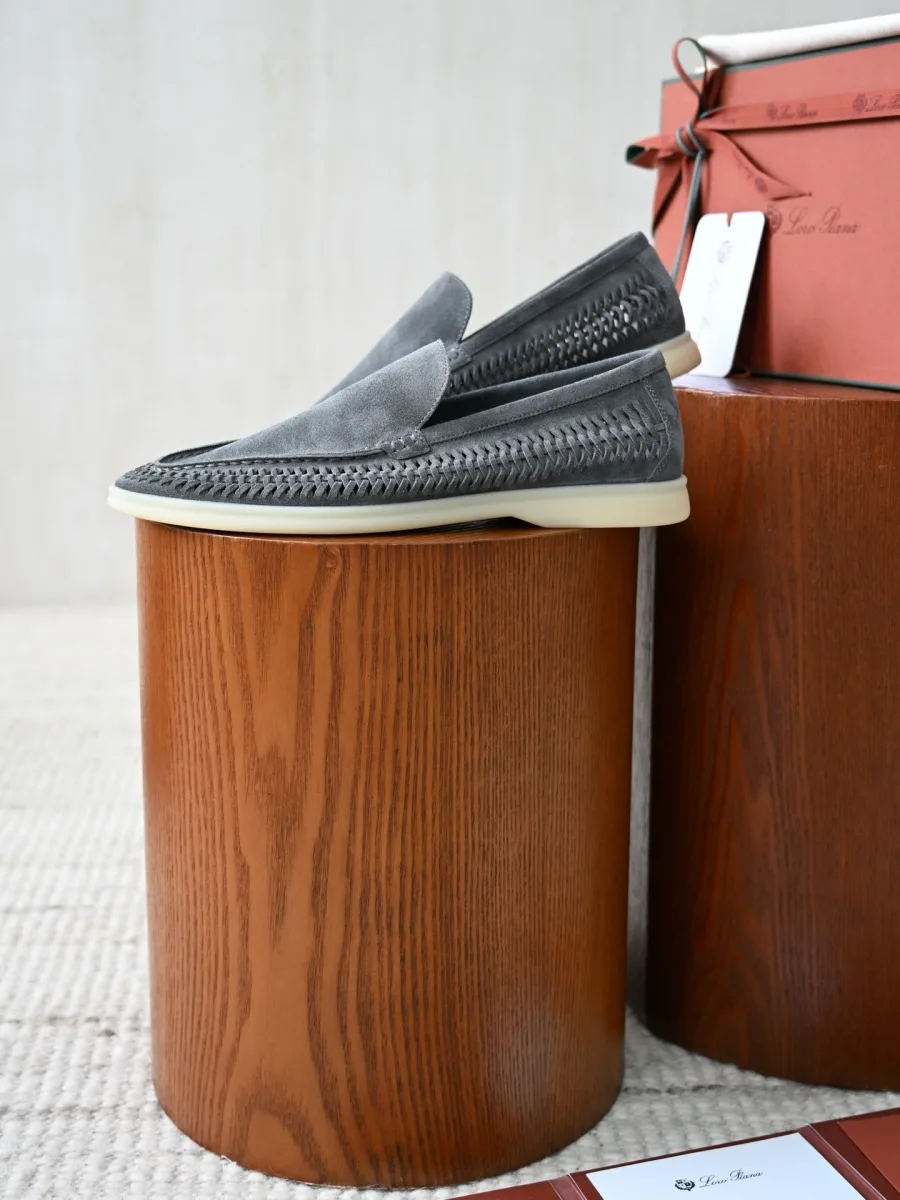 Светло-серый замшевый лофер Loro Piana Summer Walk в профиль, рельефный плетёный кант и светлая подошва