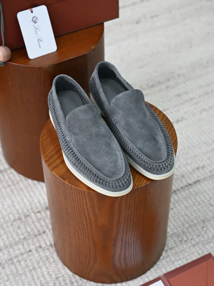 Светло-серые замшевые лоферы Loro Piana Summer Walk, вид сверху спереди, плетёный кант и светлая подошва