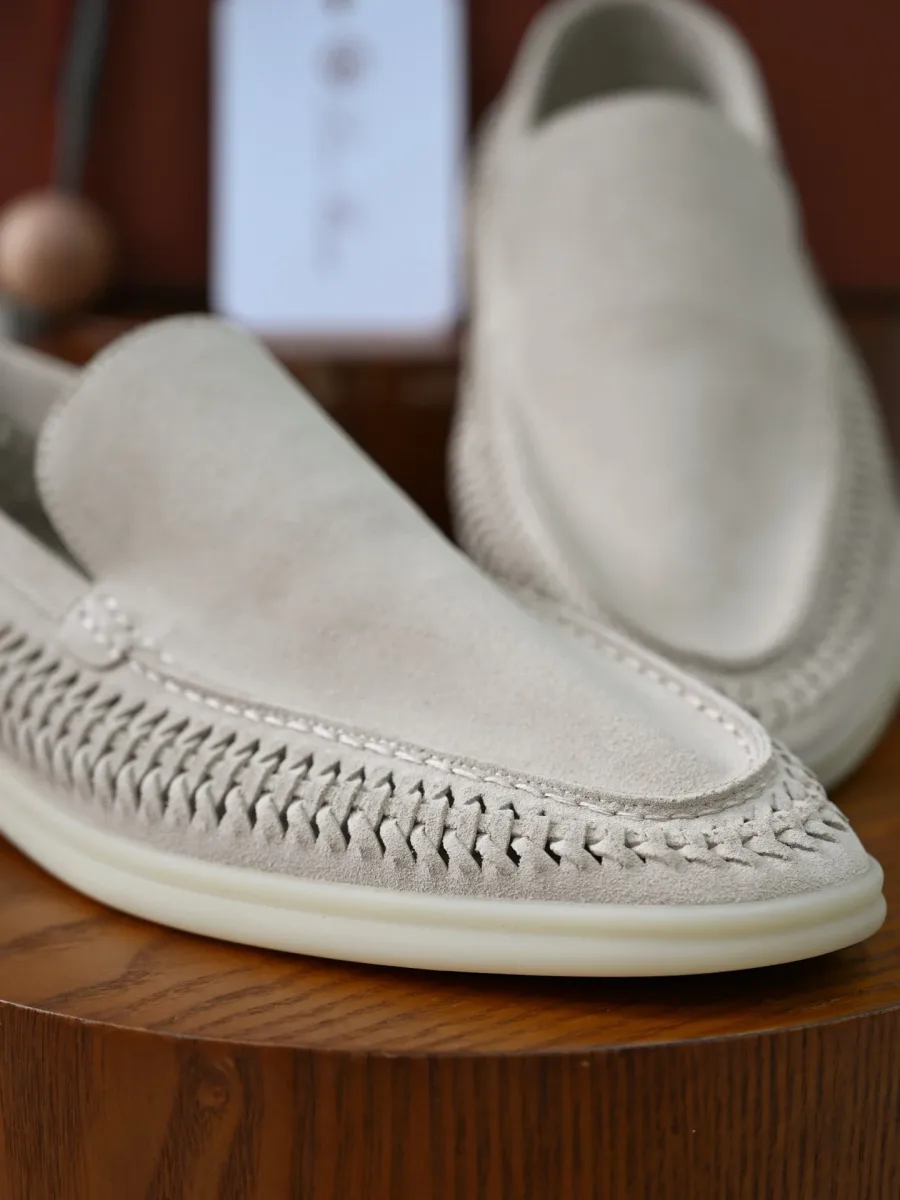 Крупный план замшевого лофера Loro Piana Summer Walk цвета тауп спереди, округлый нос и плетёная окантовка