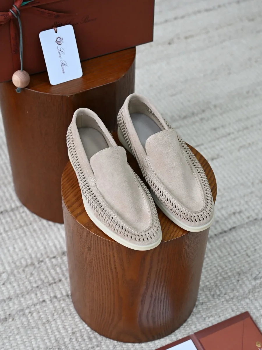Замшевые лоферы Loro Piana Summer Walk цвета тауп в ракурсе три четверти, плетёная окантовка подошвы