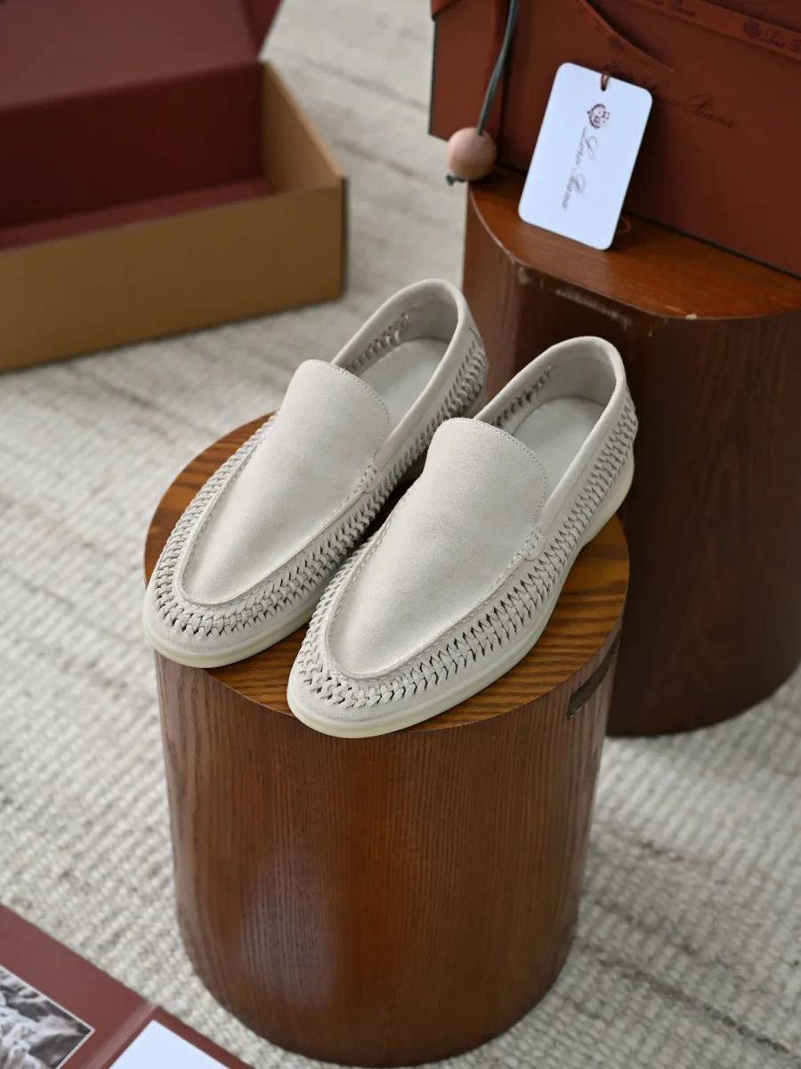 Пара замшевых лоферов Loro Piana Summer Walk цвета тауп сверху под углом, округлые носы и плетёный рант