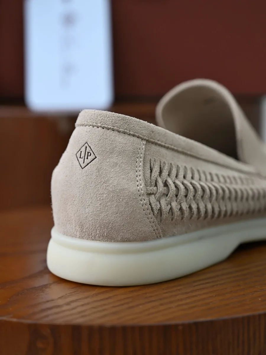Задняя часть замшевого лофера Loro Piana Summer Walk цвета тауп, эластичная вставка и знак на пятке