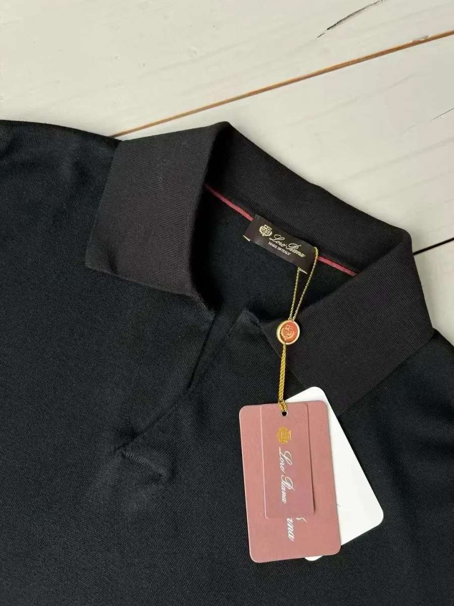 Чёрное мужское поло Loro Piana крупным планом: воротник, застёжка и навесные бирки