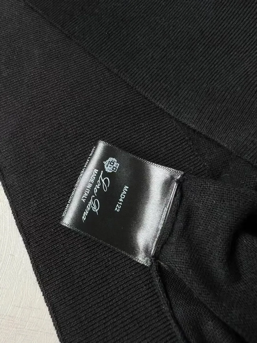 Чёрное мужское поло Loro Piana на модели, фронтальный ракурс и отложной воротник