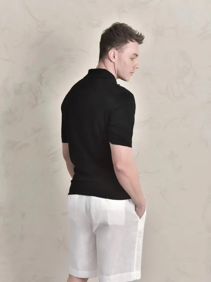 Чёрное мужское поло Loro Piana на модели крупным планом, передний ракурс и короткие рукава