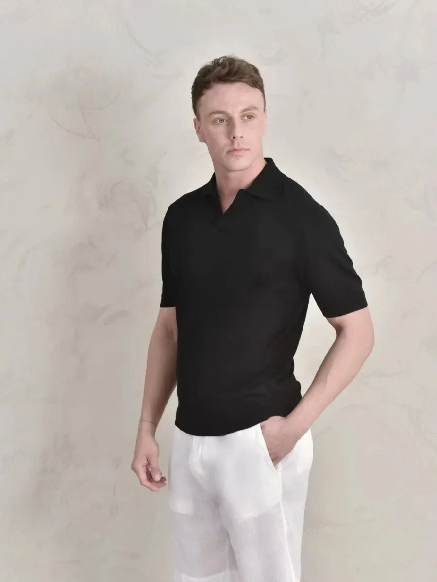 Чёрное мужское поло Loro Piana на модели, передний ракурс с застёгнутым воротником