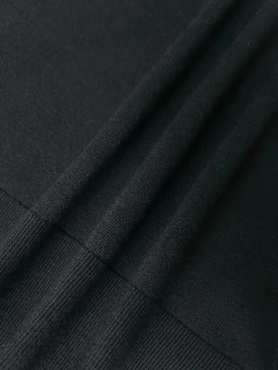 Чёрное мужское поло Loro Piana на модели, вид спереди сбоку с короткими рукавами