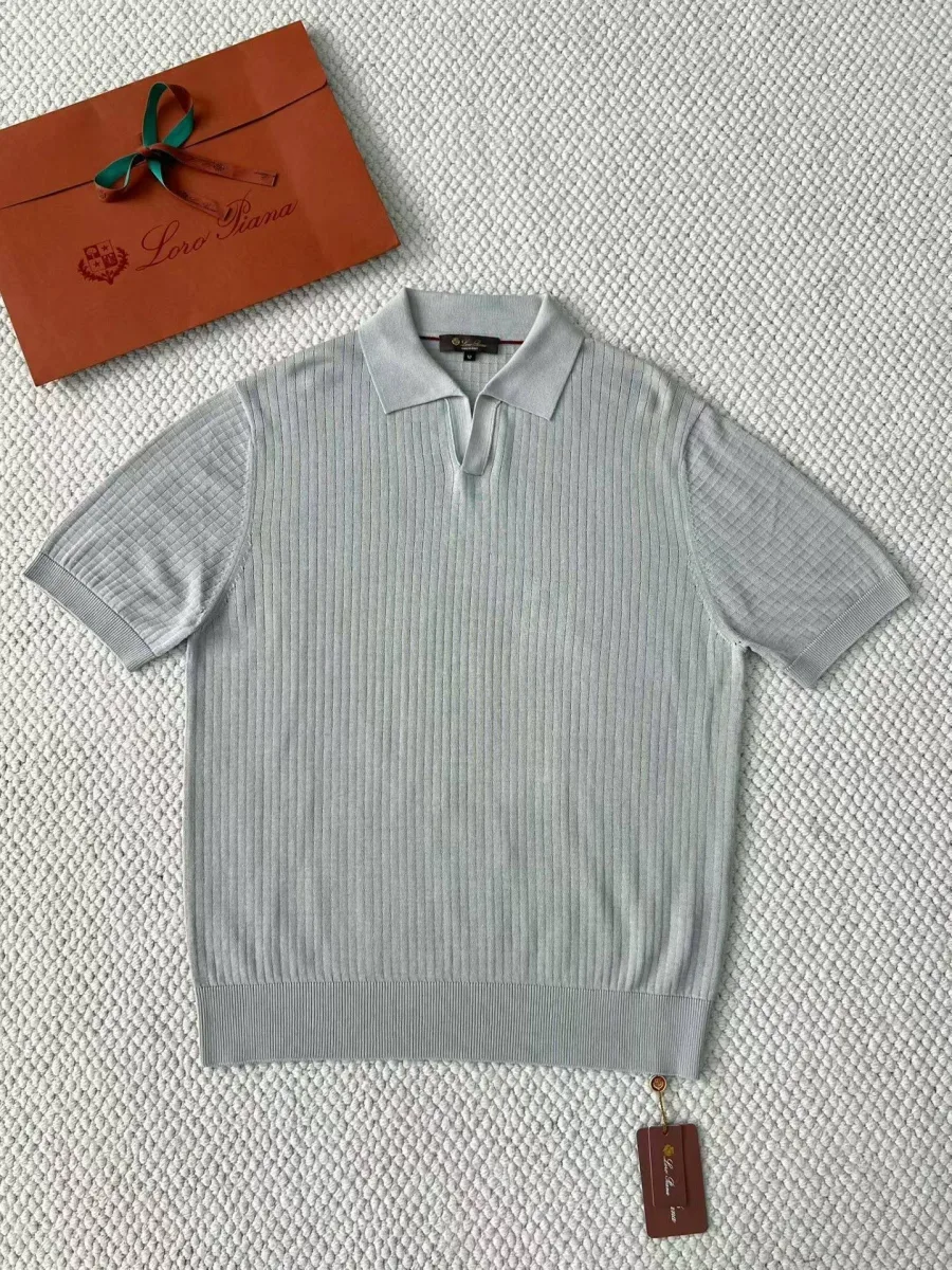 Серое мужское поло Loro Piana спереди, с отложным воротником и короткими рукавами