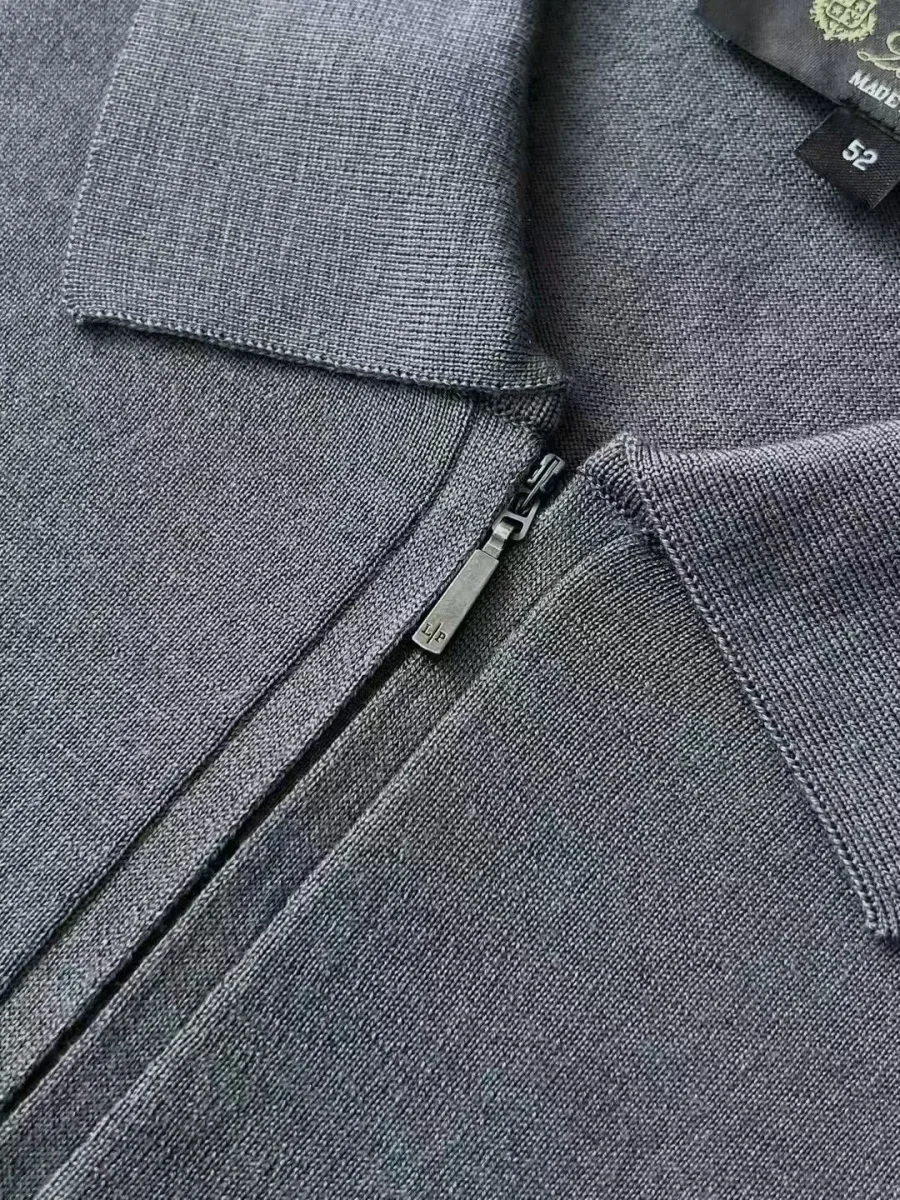 Фрагмент серого поло Loro Piana, молния на планке, рубчатая нижняя резинка и ярлык