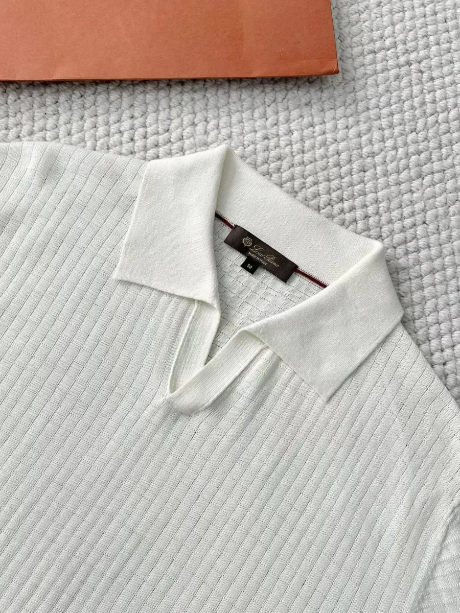 Белое поло Loro Piana крупным планом, отложной воротник, планка и внутренняя этикетка