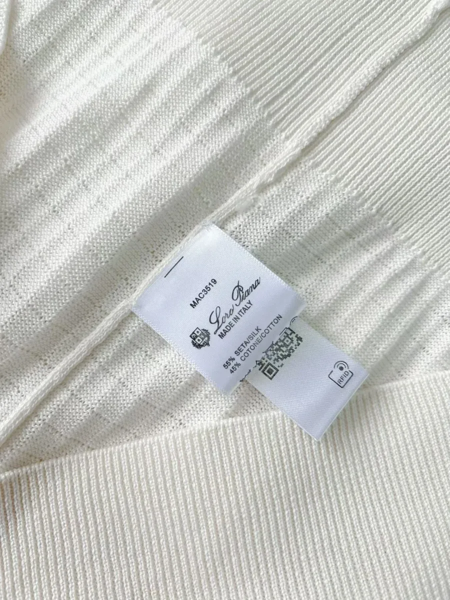 Белое поло Loro Piana на модели, вид сзади, прямой силуэт и короткие рукава