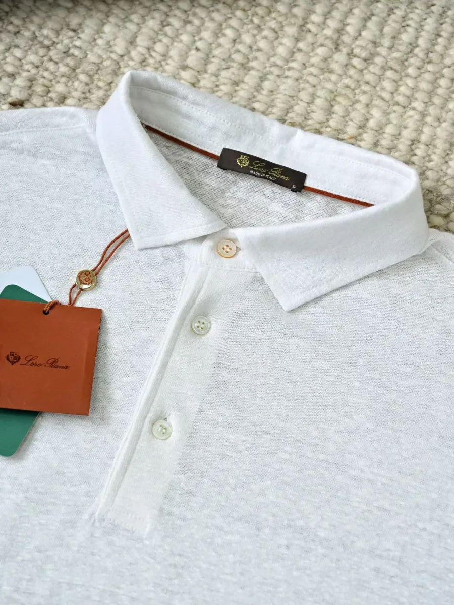 Белое льняное поло Loro Piana крупным планом, отложной воротник и планка с пуговицами