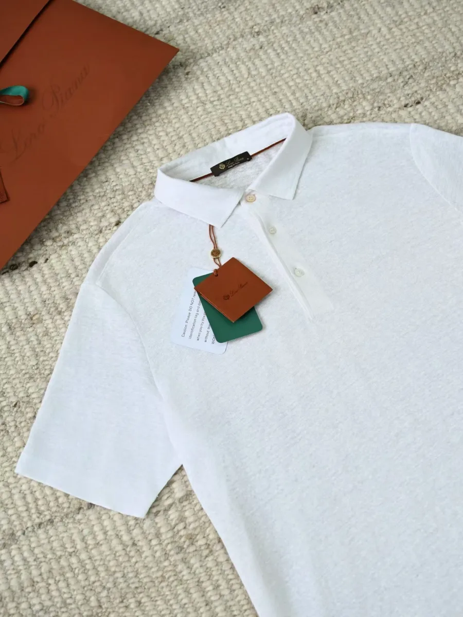 Белое льняное поло Loro Piana в ракурсе спереди под углом, короткие рукава и воротник