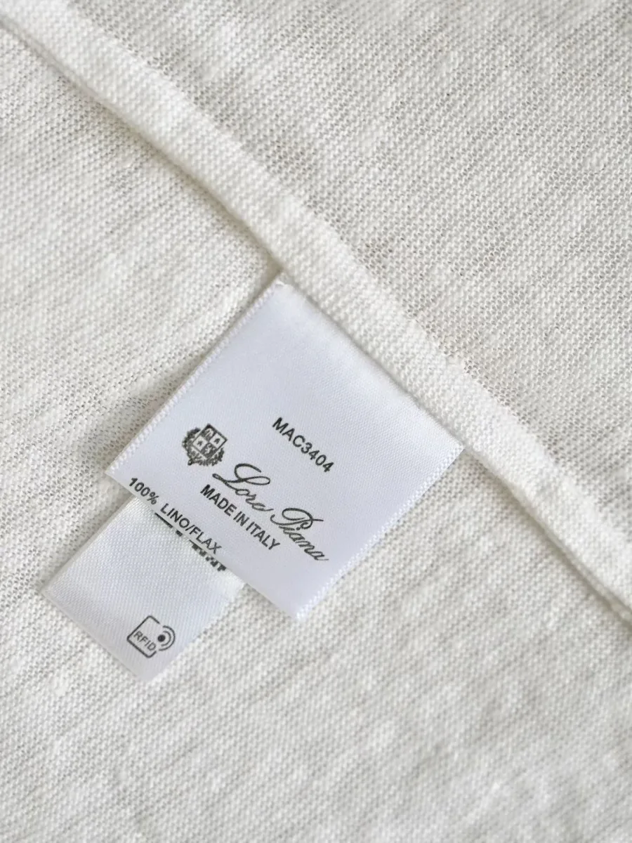 Белое льняное поло Loro Piana с видом на внутреннюю сторону, ярлык и фактура ткани