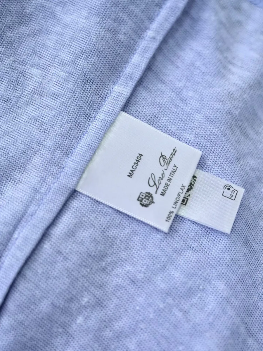 Поло Loro Piana, крупный вид внутренней стороны с воротником, ярлыками и короткой планкой