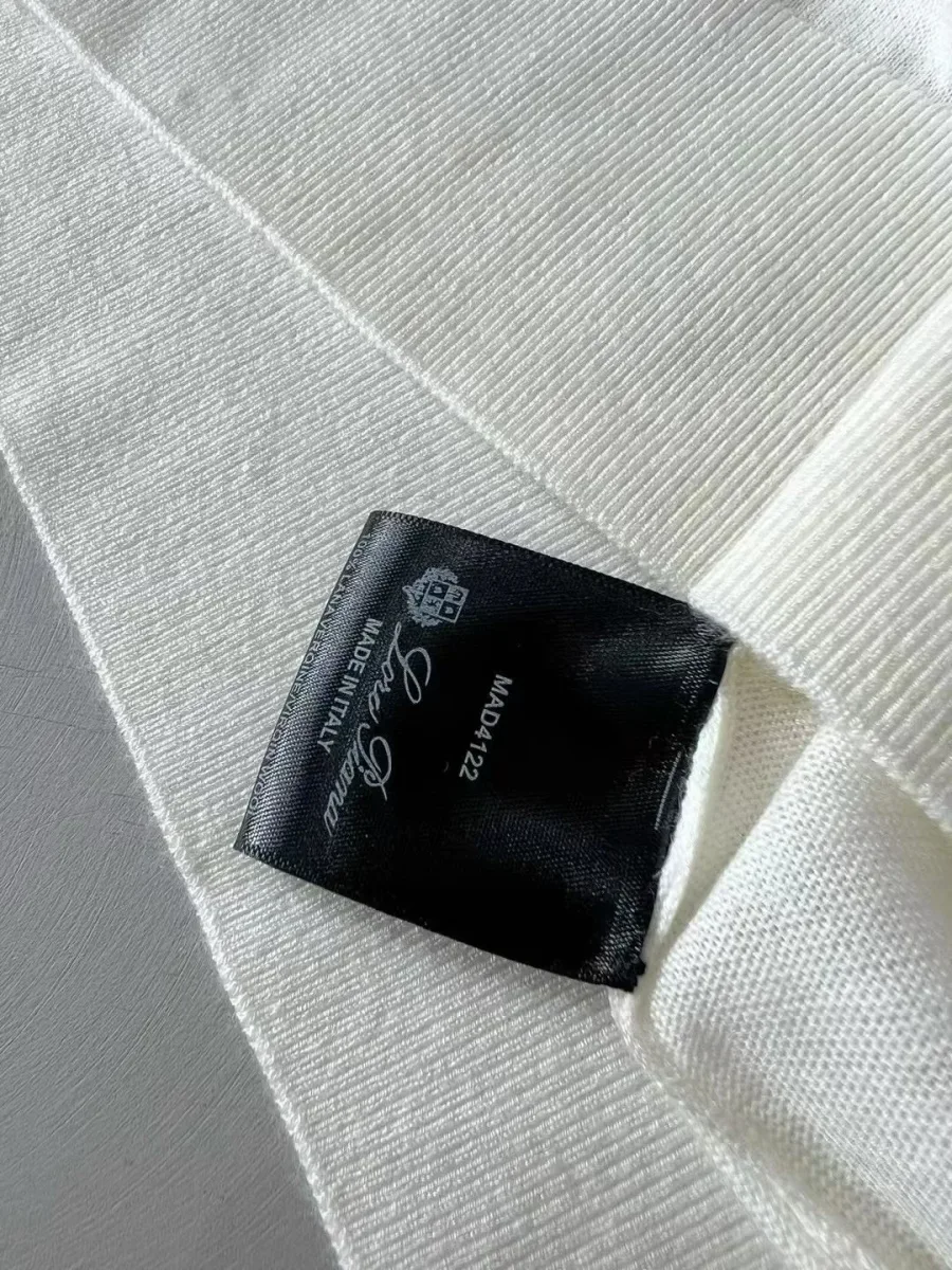 Молочное шерстяное поло на модели в ракурсе три четверти, воротник и короткие рукава