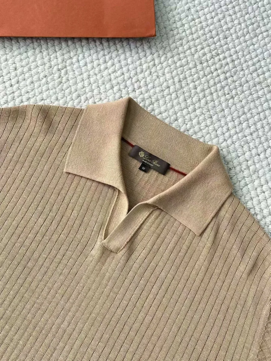 Крупный план бежевого поло Loro Piana с отложным воротником, планкой и фирменной биркой
