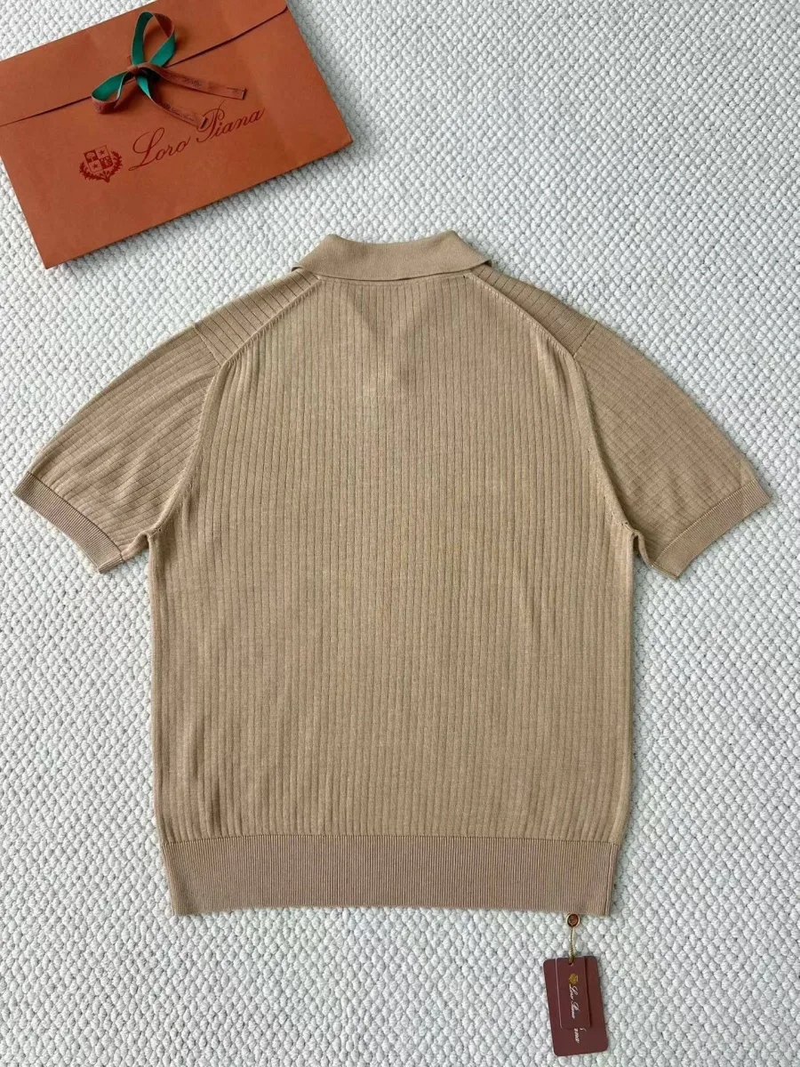 Бежевое поло Loro Piana сзади, свободный крой, короткие рукава и рельефная рубчатая вязка