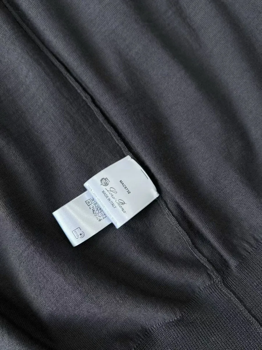 Серое поло Loro Piana на модели сзади: гладкая спинка, короткие рукава и воротник