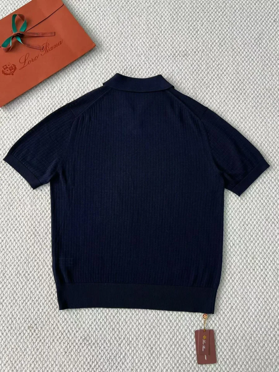 Синее трикотажное поло Loro Piana сзади, с короткими рукавами и эластичным поясом