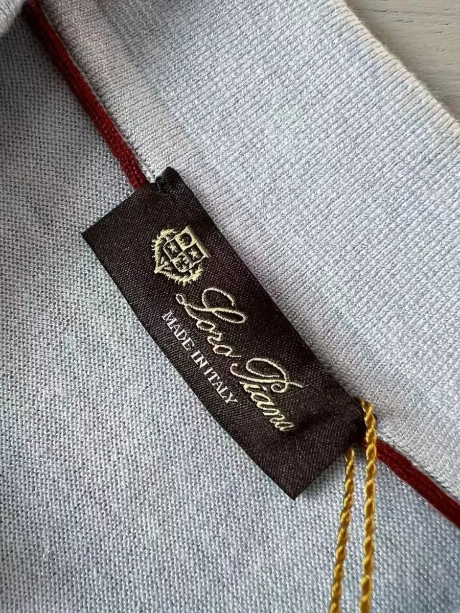 Светло-голубое поло Loro Piana крупным планом, фактура ткани и внутренняя бирка