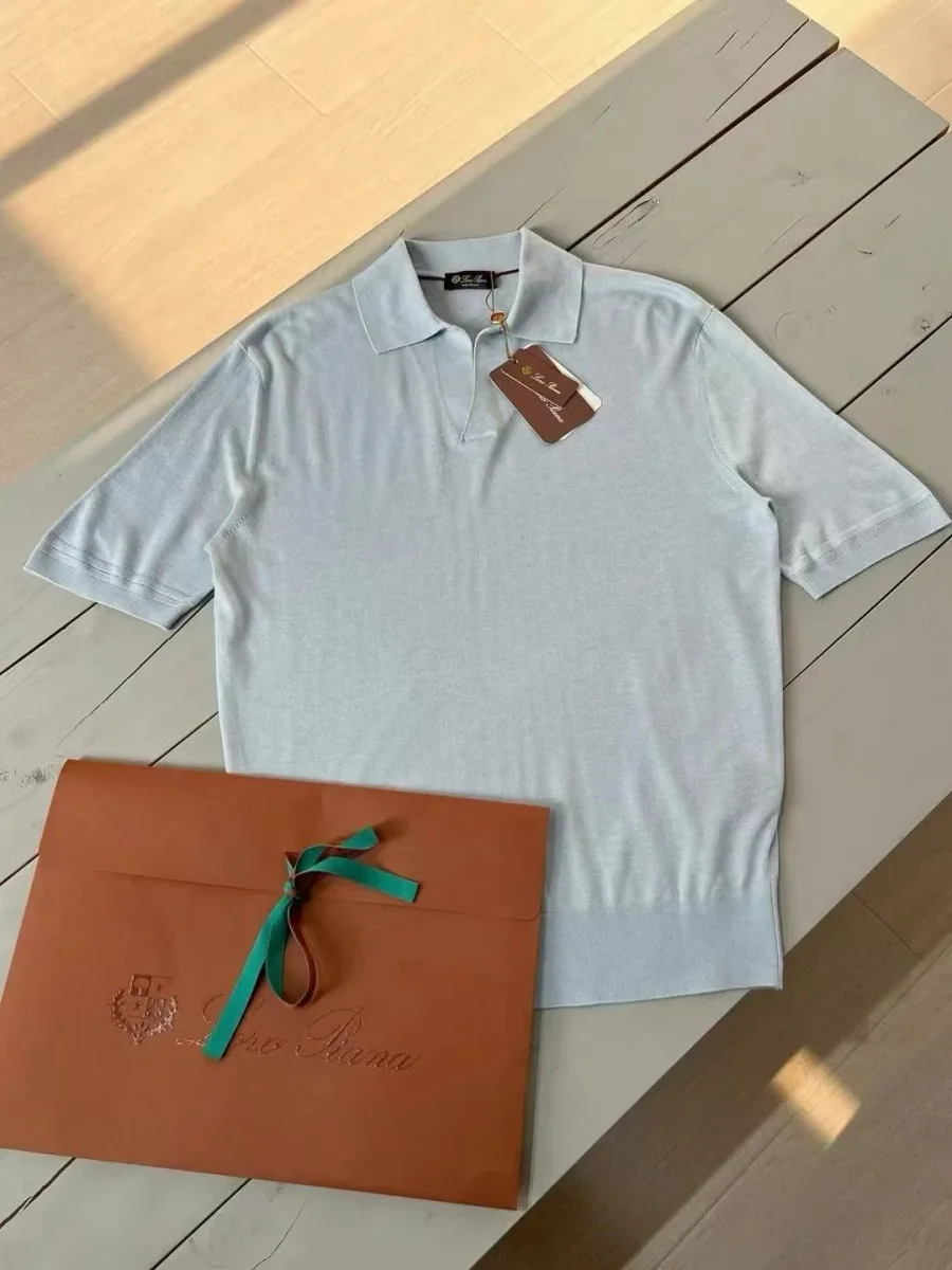 Светло-голубое шерстяное поло Loro Piana, вид сверху спереди, короткие рукава и воротник