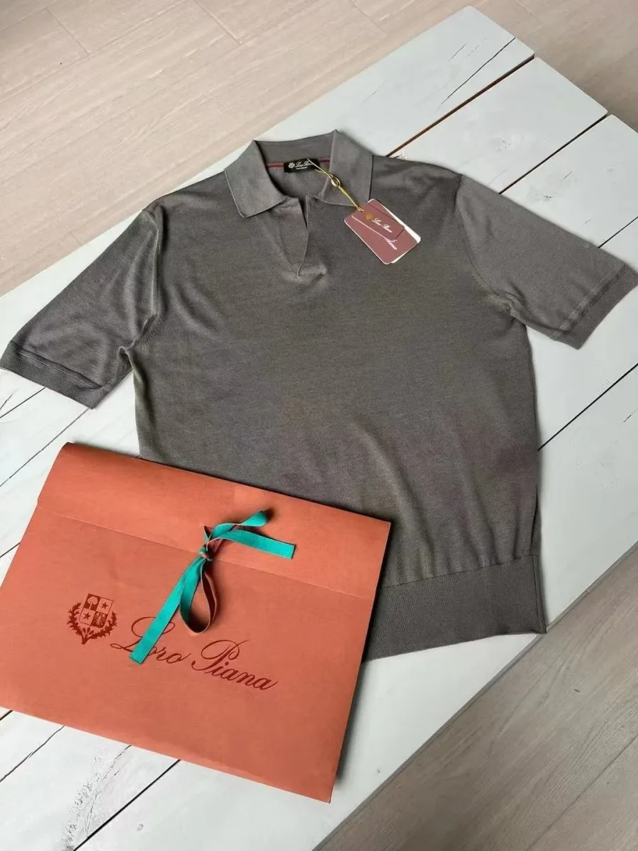 Темно-серое трикотажное поло Loro Piana, вид сверху, короткие рукава и воротник на пуговице