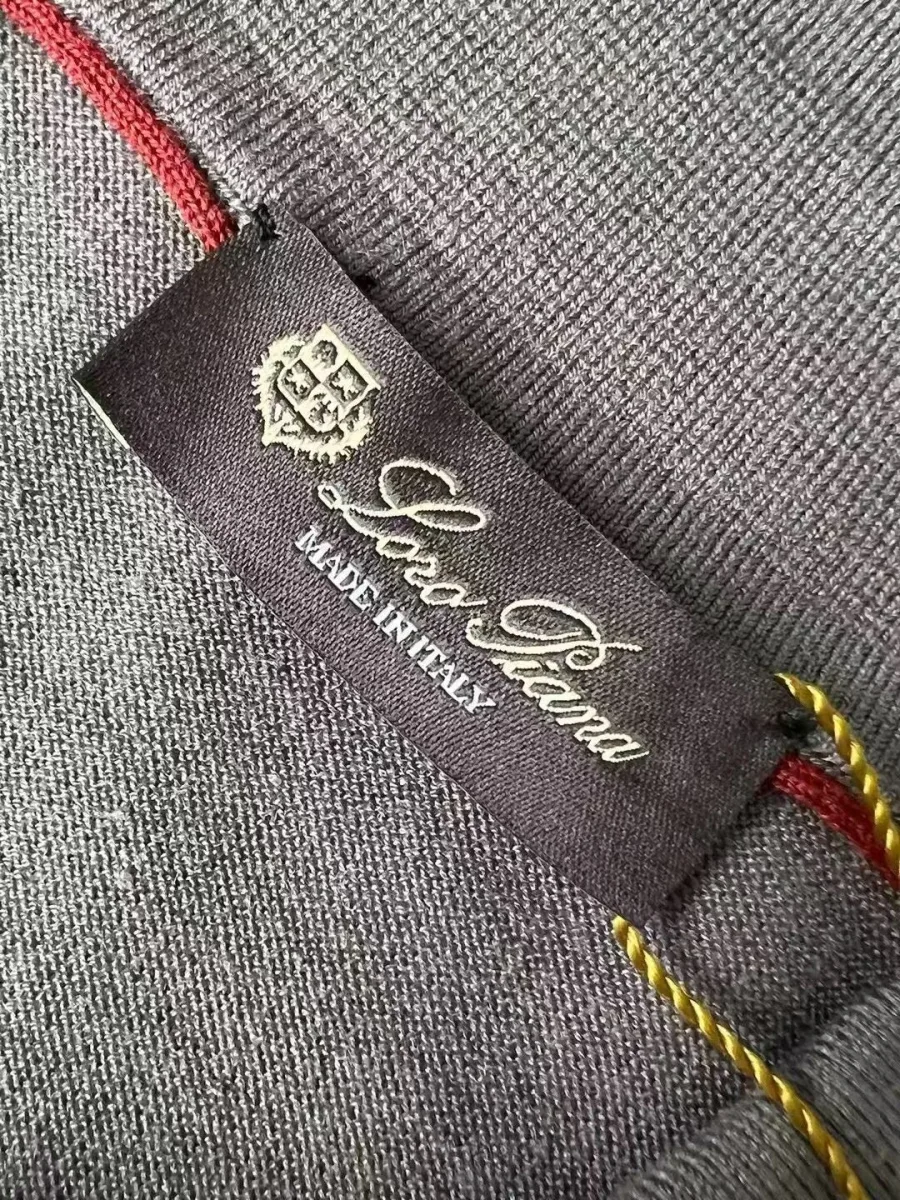 Темно-серое поло Loro Piana, крупный план внутренней бирки и фактуры трикотажа