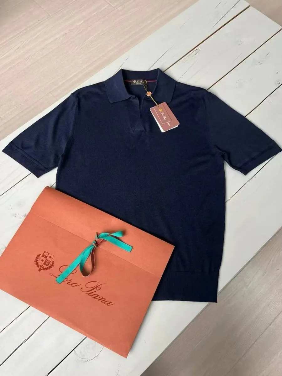 Темно-синее поло Loro Piana в разложенном виде с короткими рукавами и воротником