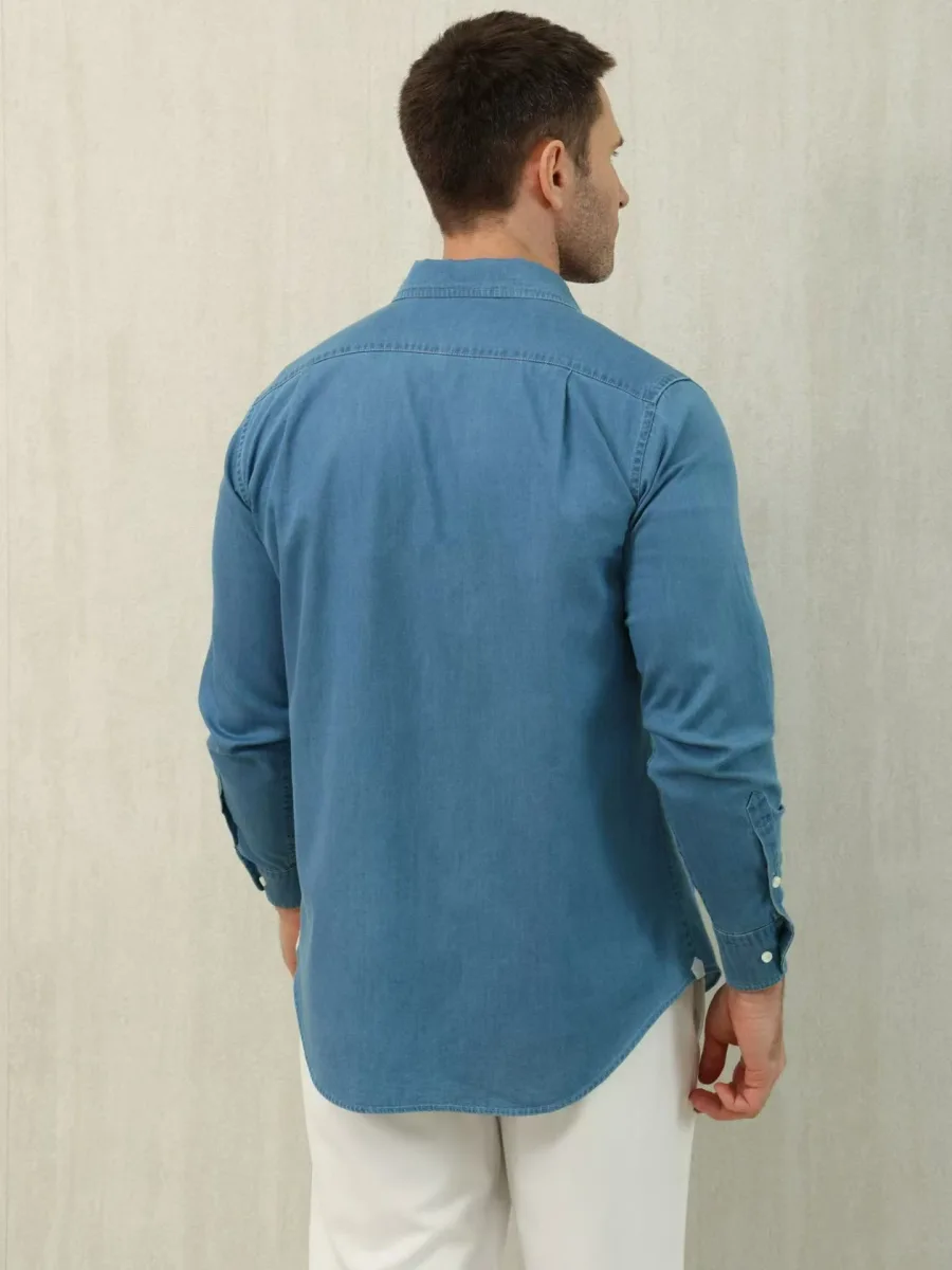Джинсовая рубашка Loro Piana на модели со спины с отложным воротником и закруглённым низом