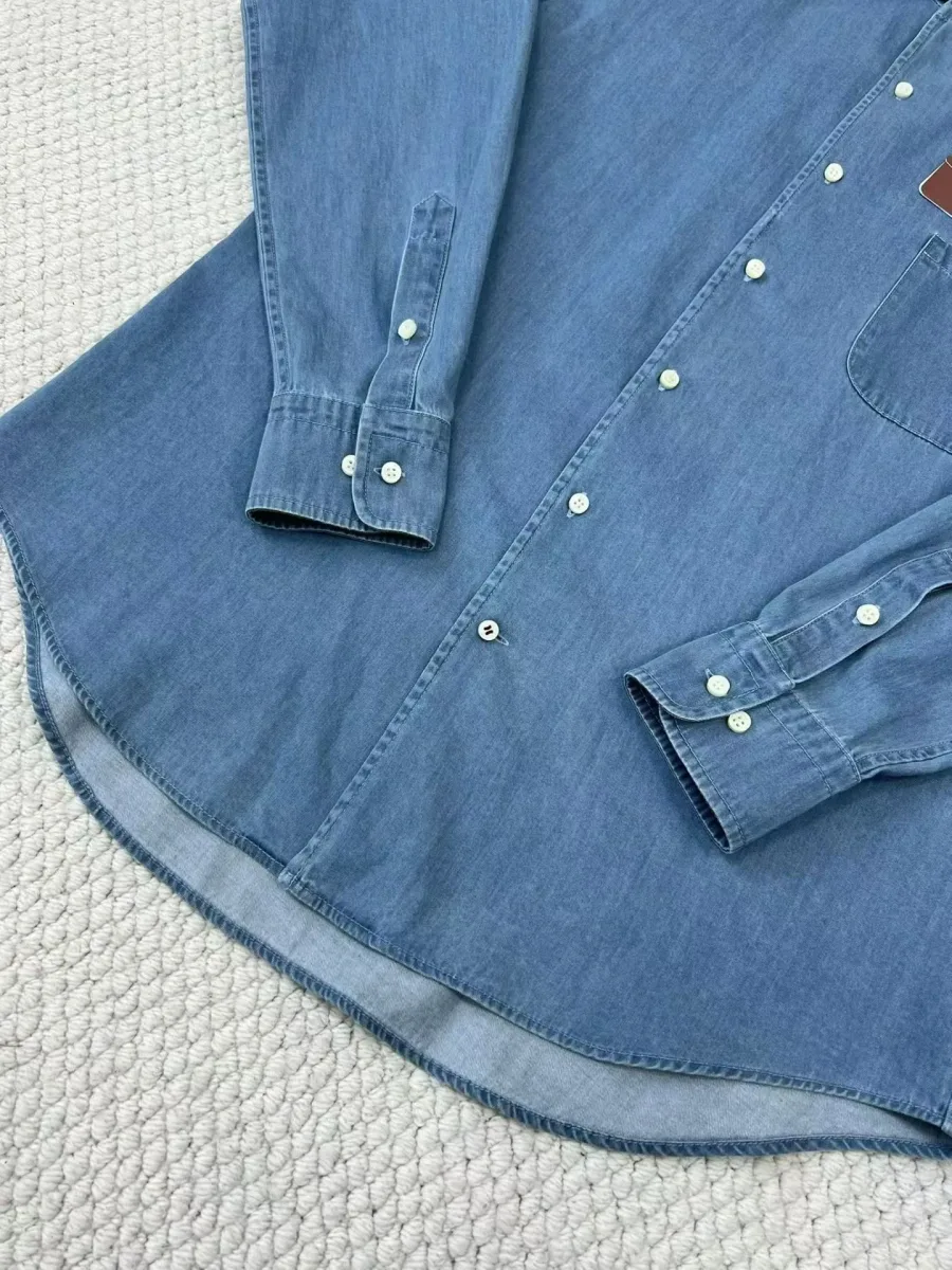 Джинсовая рубашка Loro Piana крупный план воротника, планки с пуговицами и нагрудного кармана