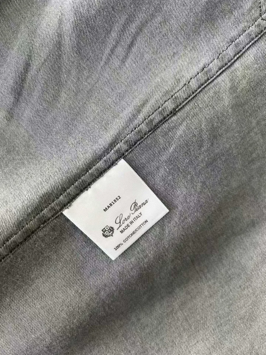 Графитовая рубашка Loro Piana на модели сзади, округлый нижний край и длинные рукава