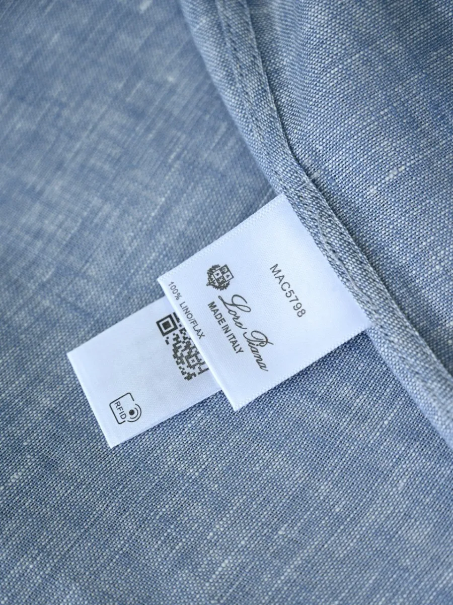 Рубашка Loro Piana крупным планом с серо-голубой тканью, боковым швом и внутренними ярлыками